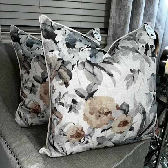 Callisto Home Other - 1-NWT CALLISTO HOME FLORAL
DESIGN DECORATIVE PILLOW